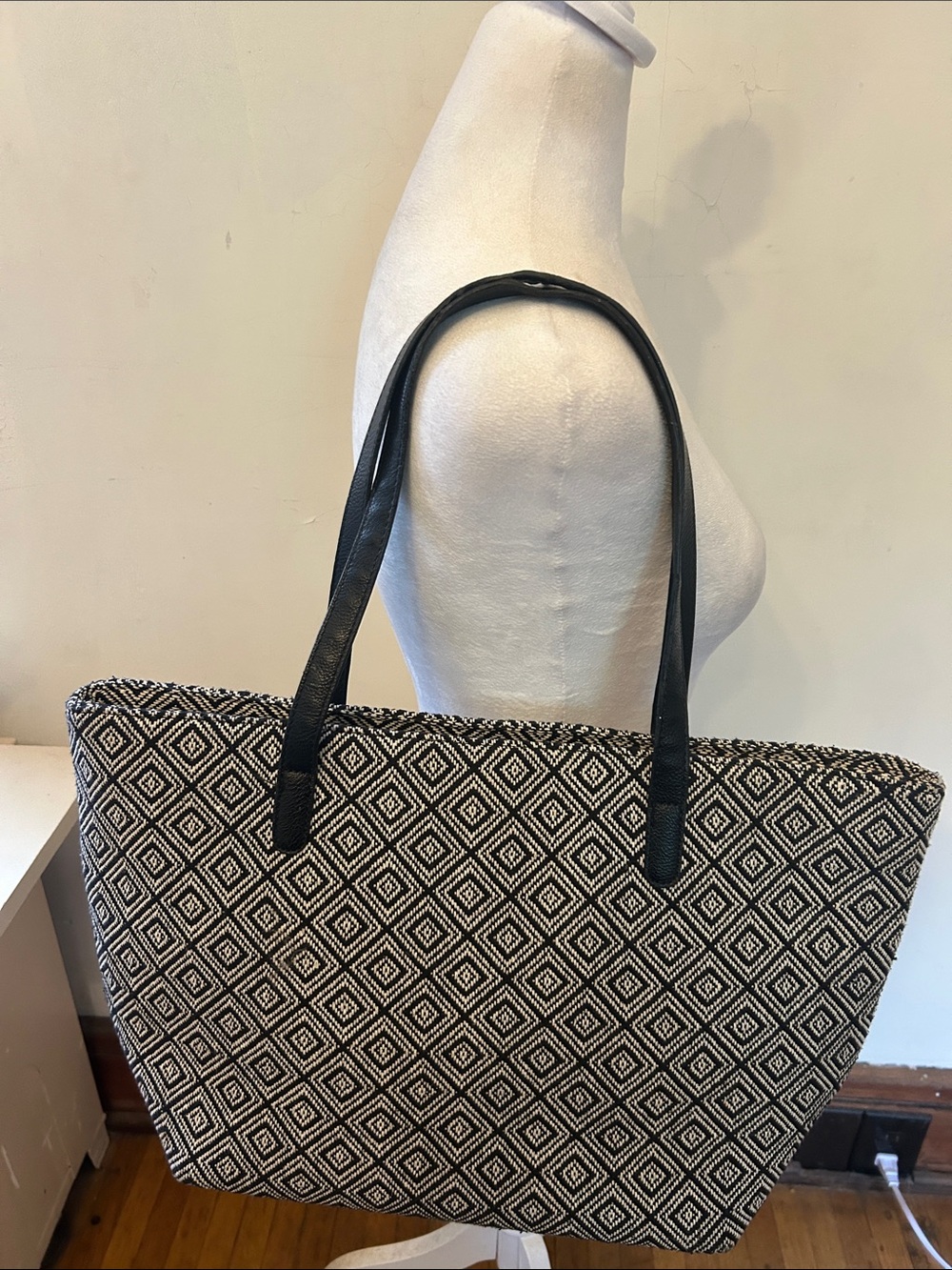 VIV & Lour Black & White Diamond Pattern Tote Bag with Black Handles